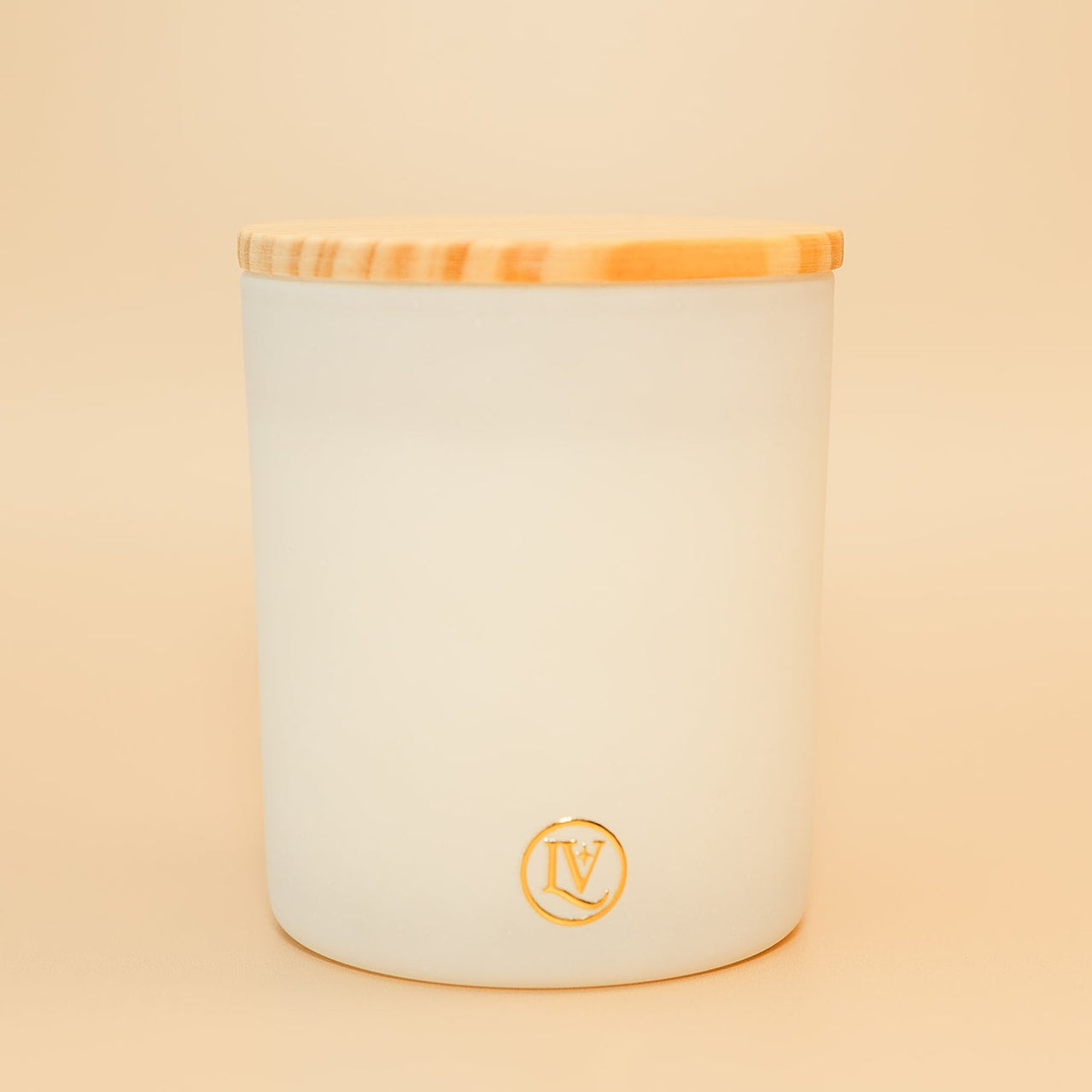 Autumn Dreams fall candle by Luminosa Vida in a matte white glass jar with a bamboo lid, handcrafted from clean coconut wax with notes of vanilla, amberwood, warm woods, berries and pink pepper.